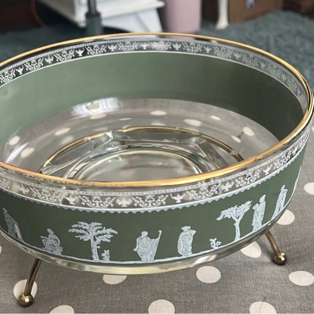 1960's Vintage Jeannette Hellenic Green 8" Round Glass Serving Bowl
Metal cradle